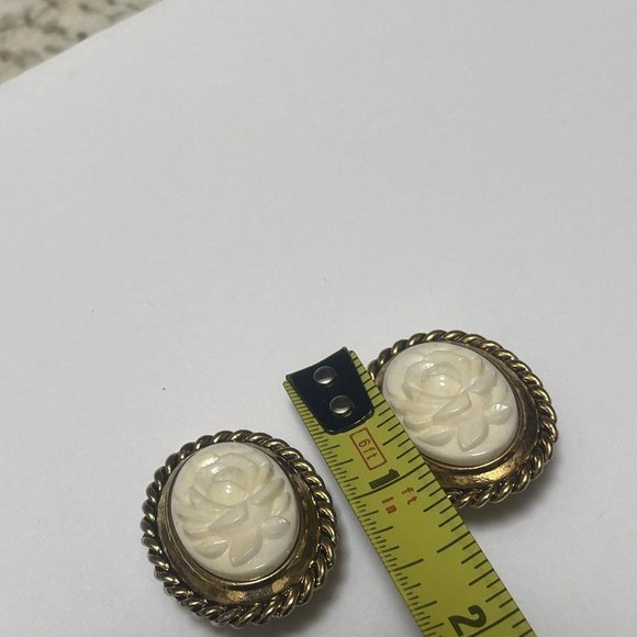 Signed Blair Delmonico Statement Clip On Earrings Gold Tone / Cream Flower - Picture 7 of 8